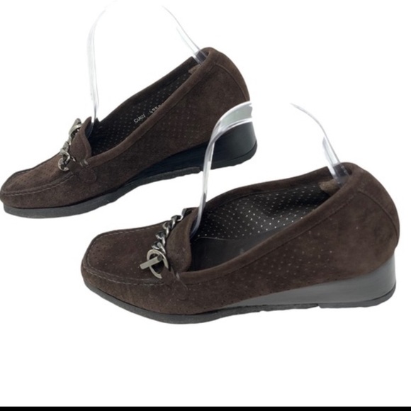 Stuart Weitzman Women’s Dark Brown Suede Chain Accent Slip On Loafers Size 9 N - Picture 3 of 12